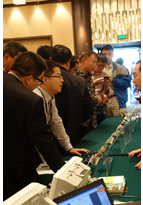 會(huì)議間隙,水泄不通的展示區(qū)