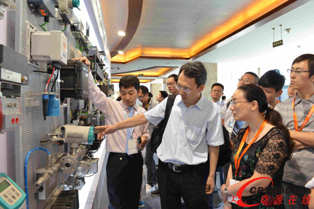 與會(huì)嘉賓在西門子工業(yè)論壇先進(jìn)技術(shù)展示區(qū)進(jìn)行技術(shù)交流