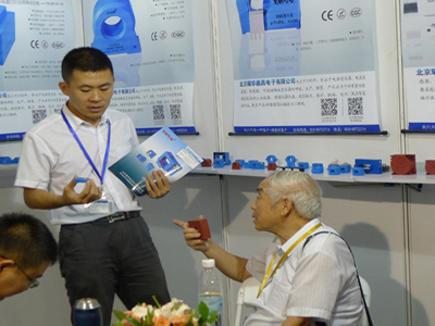 我公司員工積極、熱情、耐心的為客戶講解