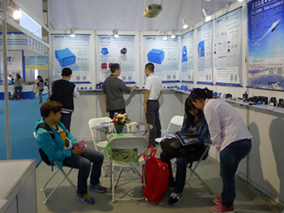 我公司展臺(tái)部分產(chǎn)品展示,銷售人員對(duì)客戶感興趣的產(chǎn)品耐心細(xì)致的講解