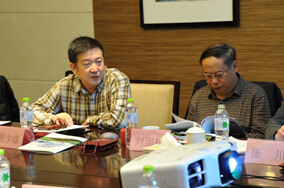 周少雄和理事長劉國棟在討論非晶年會事宜