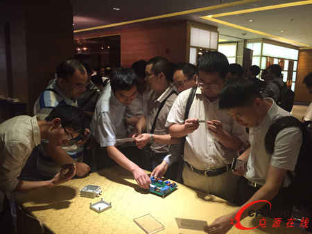 參會人員參觀產品體驗區