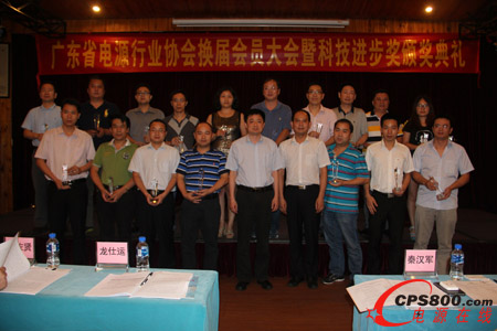 頒發第二屆理事會先進會員獎杯