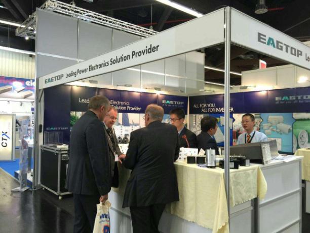 鷹峰技術人員現場做技術支持