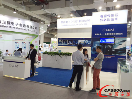 萊姆電子展區技術支持人員正在講解萊姆展品