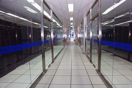 據(jù)統(tǒng)計(jì)監(jiān)測(cè),截止至2015年12月31日,中國(guó)林業(yè)大數(shù)據(jù)中心數(shù)據(jù)量已超過1PB。近年來(lái),國(guó)家林業(yè)局深入貫徹黨中央、國(guó)務(wù)院關(guān)于加快信息化建設(shè)的系列決策部署,大力推進(jìn)大數(shù)據(jù)建設(shè),充分運(yùn)用大數(shù)據(jù)技術(shù)、理念和資源,服務(wù)于林業(yè)發(fā)展大局。特別是在國(guó)務(wù)院印發(fā)《促進(jìn)大數(shù)據(jù)發(fā)展行動(dòng)綱要》后,我局作為大數(shù)據(jù)發(fā)展部際聯(lián)席會(huì)議成員單位,積極開展大數(shù)據(jù)發(fā)展戰(zhàn)略研究,加快建設(shè)林業(yè)大數(shù)據(jù)平臺(tái),努力推動(dòng)數(shù)據(jù)開放共享,以中國(guó)林業(yè)大數(shù)據(jù)中心為主中心的全國(guó)林業(yè)大數(shù)據(jù)建設(shè)布局初步形成。