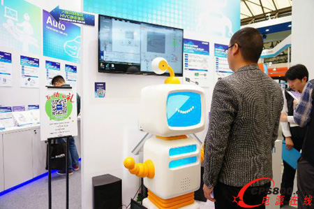 醫療服務機器人應用了歐姆龍HVC-P2人臉識別模塊,智能地為來賓推薦產品