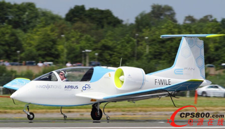 全球首款電力飛機E-Fan2.0亮相巴黎航展