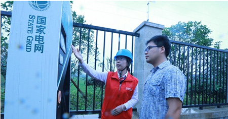 杭州蕭山錢江潮青年志愿者正在向車主介紹充電步驟