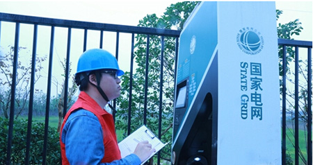 工作人員正在開展充電樁日常巡視檢查