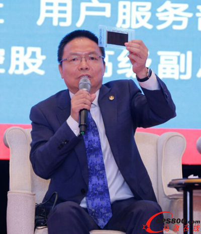 漢能控股集團高級副總裁張彬現場展示漢能美國子公司Alta Devices生產的高效砷化鎵薄膜太陽能電池