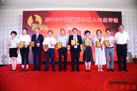 臺達集團-中達電通機器人產品開發處產品經理江振民(右五)代表公司上臺領獎