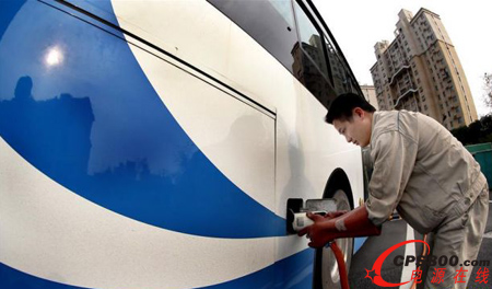 工作人員在為新能源公交車進行太陽能充電