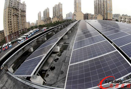 上南公交高科西路停車場屋頂安裝的太陽能電池板