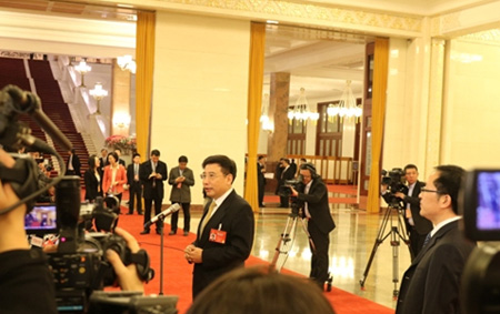 工信部部長苗圩在部長通道接受采訪