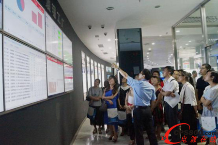 與會(huì)企業(yè)家參觀科華精益生產(chǎn)管理體系