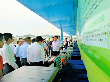 萬鋼副主席在英威騰展臺參觀新能源汽車主控&輔控產品