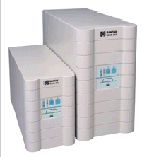 山特城堡(Castle)系列在線式UPS,包括容量1KVA~3KVA的一系列的UPS產品,與在線互動式或后備式UPS相比,在線式UPS能夠為負載提供更佳的電源環境,無論從穩壓輸出范圍、頻率范圍、輸入雜訊的濾除,乃至市電模式與電池模式零轉換時間等方面考慮,在線式均是最佳的UPS結構,因此,重要的設備,或是對電力環境要求苛刻的設備幾乎都應選用在線式UPS。